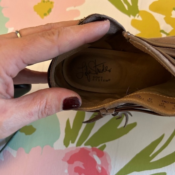 Life stride, brown ankle heel booties soft system flex size 7 - Picture 9 of 10